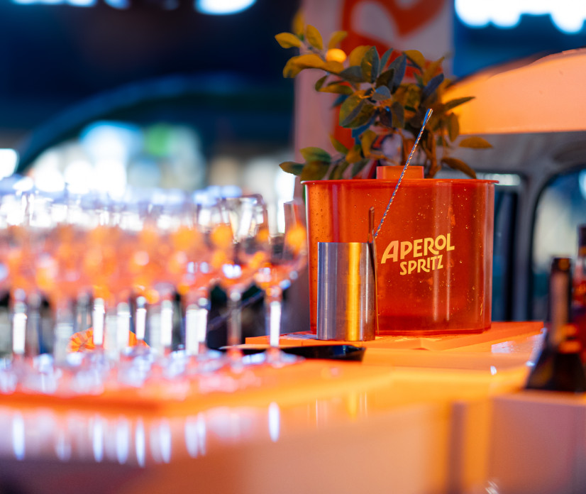 FOTO: Afterwork party - skupaj z Aperolom smo Barbo obarvali v oranžno