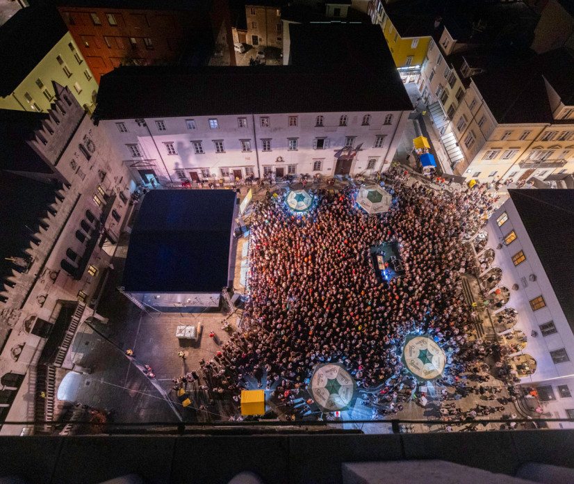 Caprisov koncert: trg po treh letih ponovno poln do zadnjega kotička!