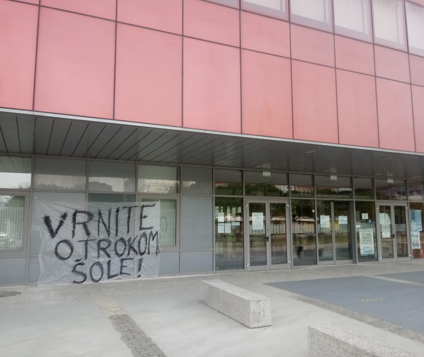 Ni smiselno, da &scaron;ole zapiramo zaradi izbruhov v domovih za starej&scaron;e!