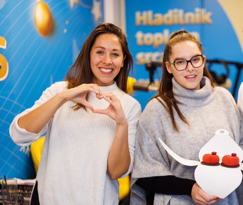 Sladki dobrodelni srčki v Kapitaniji za Hladilnik toplega srca