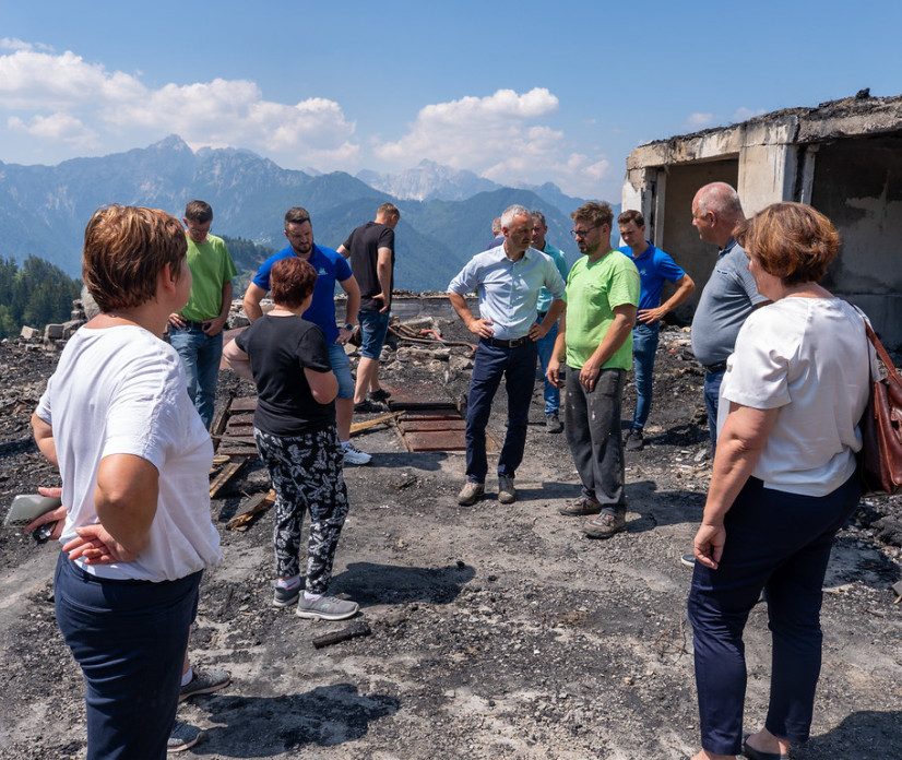 Minister Cigler Kralj: &raquo;Bukovnikovi imajo na&scaron;o polno podporo &ndash; aktivirani vsi mehanizmi pomoči po požaru&laquo;