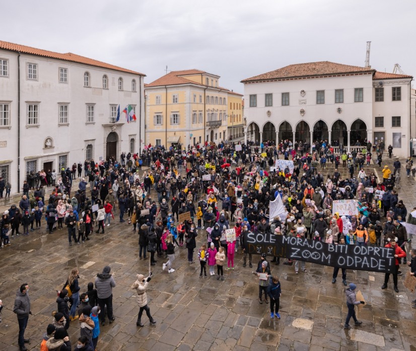 FOTO: S protestom zahtevali odprtje &scaron;ol