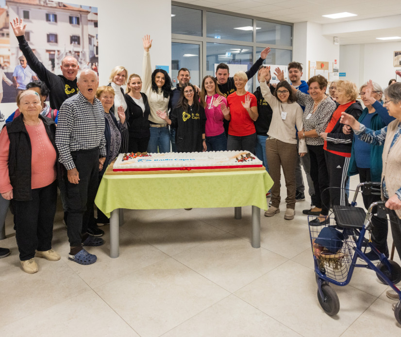 Caprisova ekipa z dvojnim presenečenjem ob prvi obletnici DEOS Centra starej&scaron;ih Koper