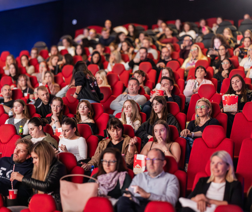 CAPRISOVA PREMIERA: Hudičevka v Pradi 2 navdu&scaron;ila Cineplexxovo dvorano v Kopru!