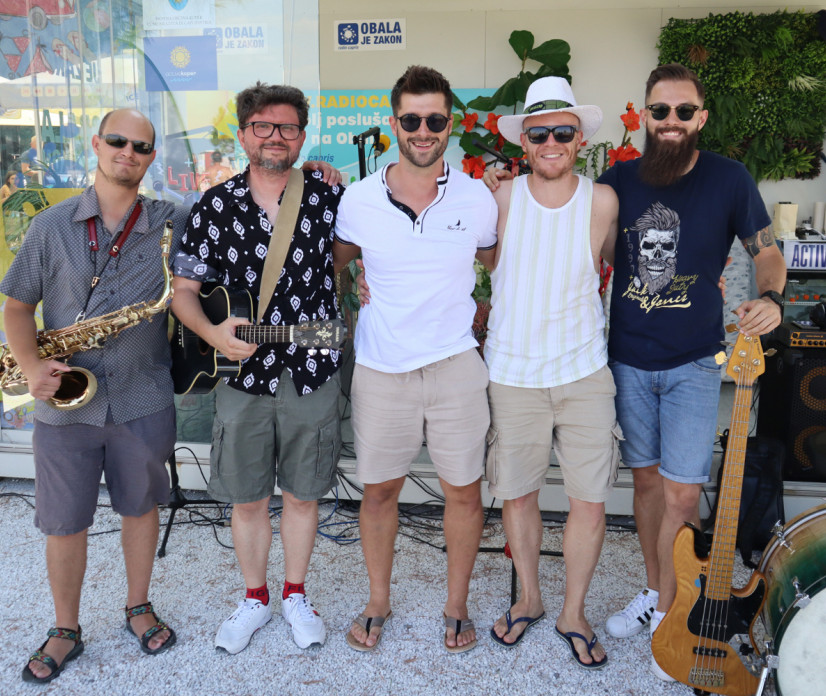 Eti&egrave;nne & Tempera band z glasbo zaključili zabavo v Caprisovem plažnem studiu
