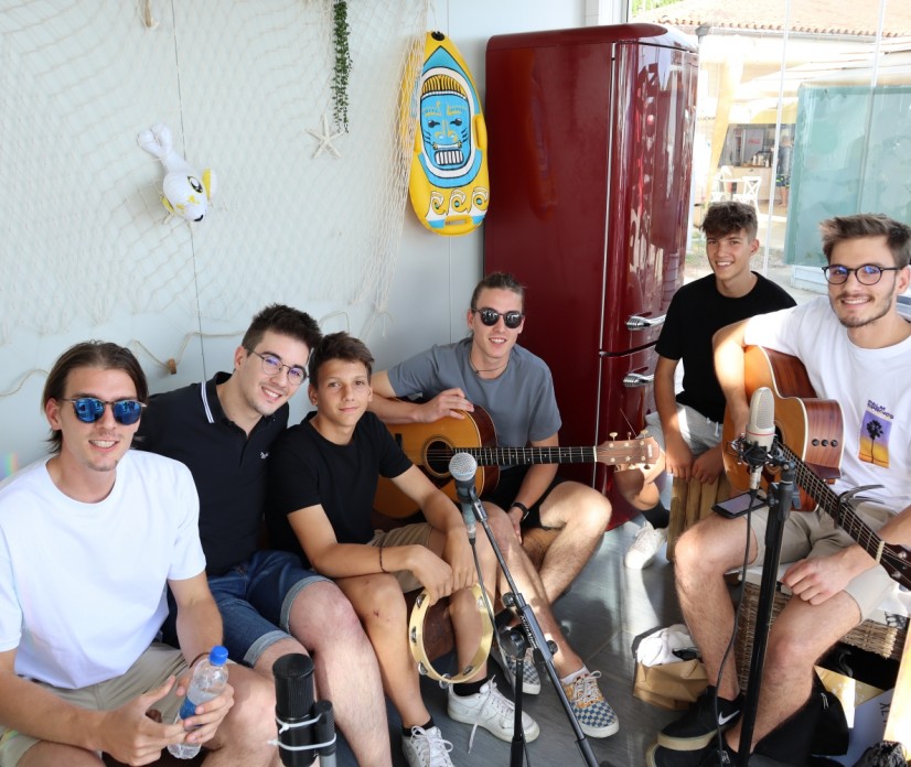 VIDEO: Žavbi Brothers v Caprisovem plažnem studiu