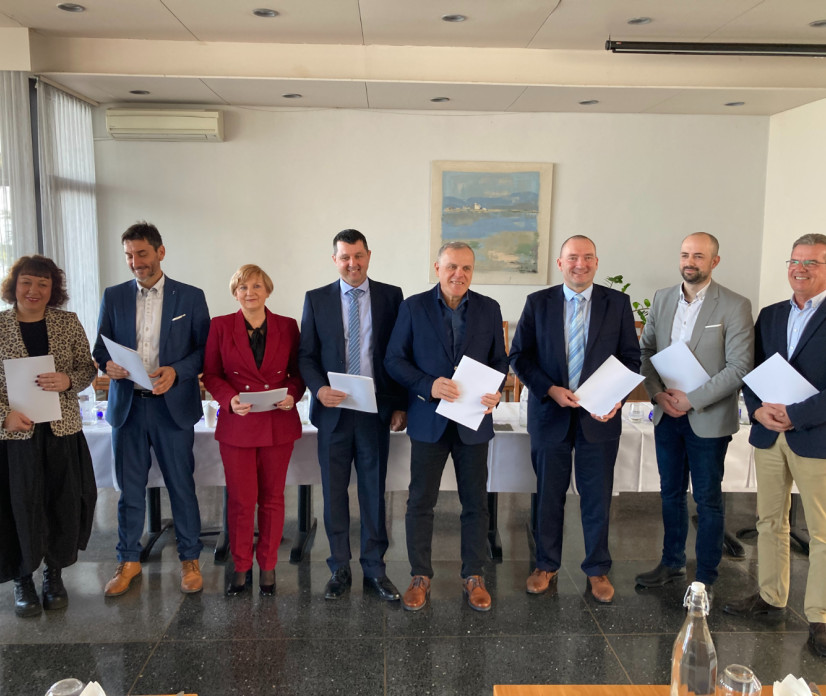 Na Belvederju nad Izolo podpisali pismo o nameri za krepitev prepoznavnosti in promocijo ekstra devi&scaron;kega oljčnega olja Slovenske Istre z za&scaron;čiteno označbo porekla