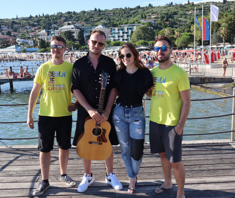 VIDEO: Nina Pu&scaron;lar predstavila novo pesem v Caprisovem plažnem studiu!