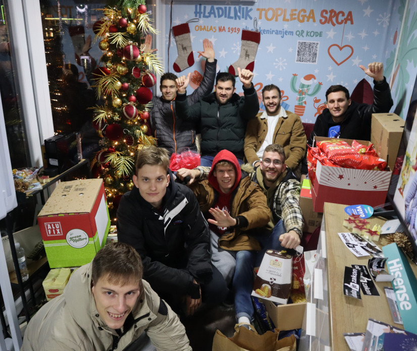 Fantje iz Ko&scaron;arkarskega kluba Portorož izdatno napolnili Hladilnik toplega srca!