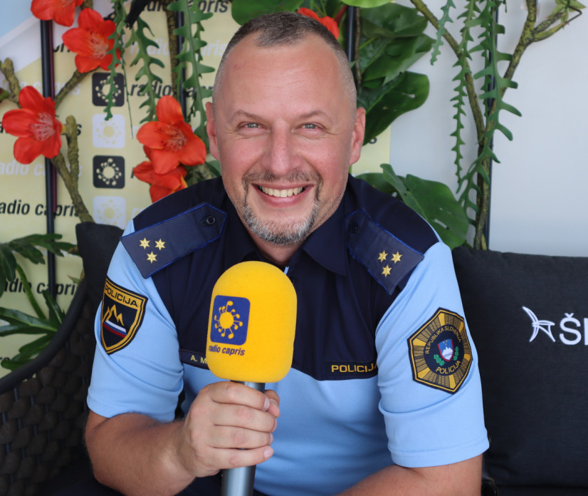Na obisku v plažnem studiu policist Adis Mahič