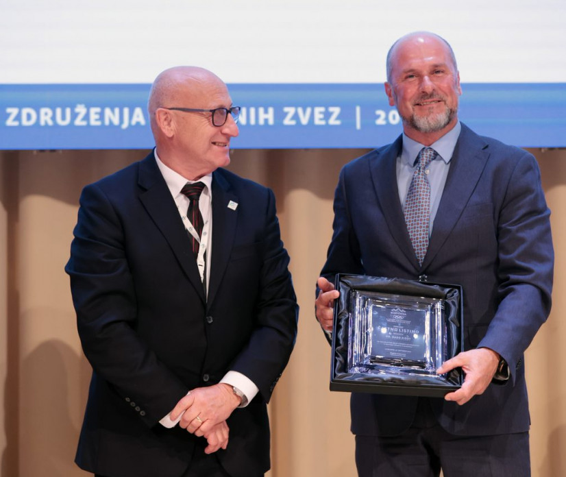 Častna listina Olimpijskega komiteja Slovenije v roke Radu Pi&scaron;otu