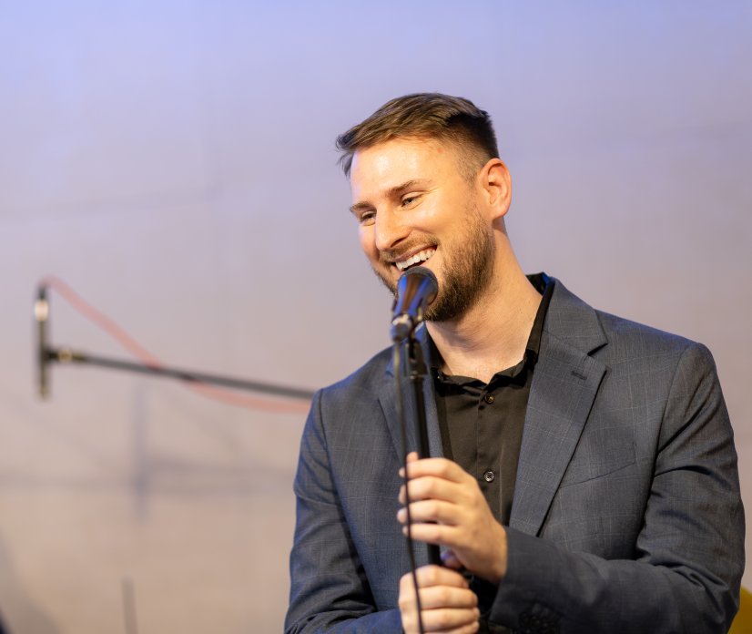 Nepozaben dan žena na Radiu Capris: Intimni koncert Gregorja Ravnika