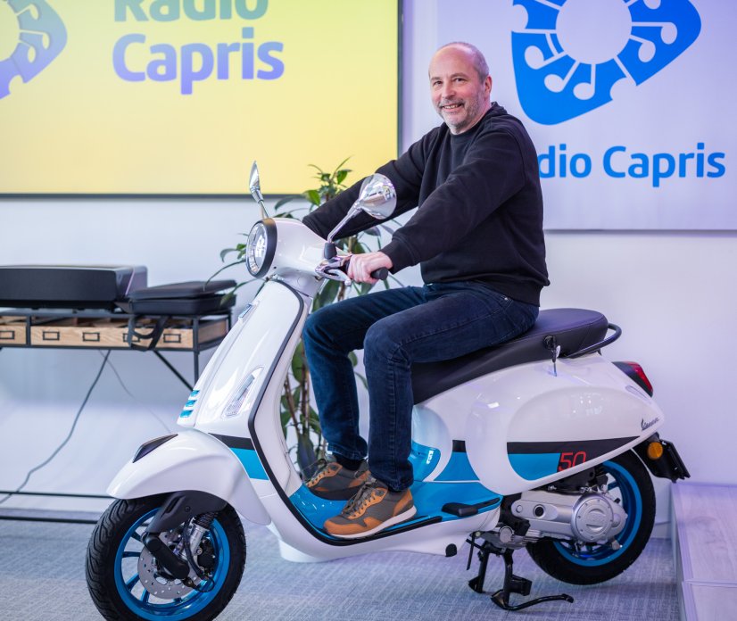 Skupaj z ZMKT smo izžrebali nagrajenca, ki je prejel Piaggio Vespo!