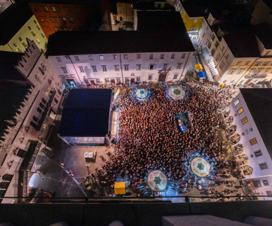 Caprisov koncert: trg po treh letih ponovno poln do zadnjega kotička!