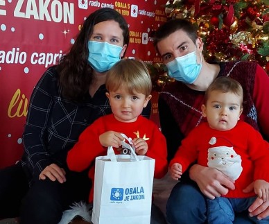 Na stotine otrok je z va&scaron;o pomočjo imelo lep&scaron;e praznike! Akcija traja do četrtka!