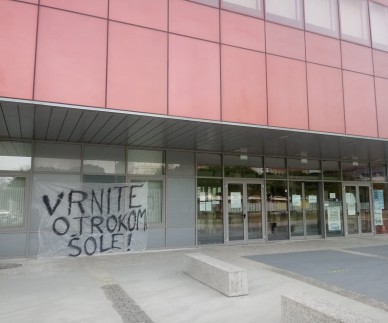Ni smiselno, da &scaron;ole zapiramo zaradi izbruhov v domovih za starej&scaron;e!