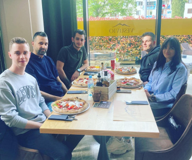 Na pico in druženje s sodelavci v pizzerijo Vesuvio smo peljali že četrti kolektiv!