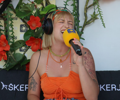 Arijana Lucas "razturala" v plažnem studiu Radia Capris