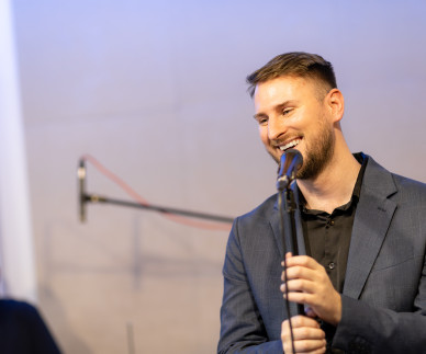 Nepozaben dan žena na Radiu Capris: Intimni koncert Gregorja Ravnika