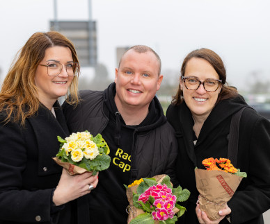 Caprisovi fantje ob dnevu žena z rožami presenetili poslu&scaron;alke
