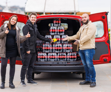 Coca Cola izdatno napolnila Hladilnik toplega srca