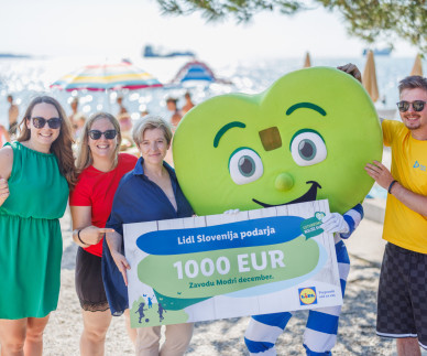 FOTO: Lidl Slovenija v plažnem studiu z donacijo presenetil Zavod Modri december