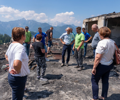 Minister Cigler Kralj: &raquo;Bukovnikovi imajo na&scaron;o polno podporo &ndash; aktivirani vsi mehanizmi pomoči po požaru&laquo;