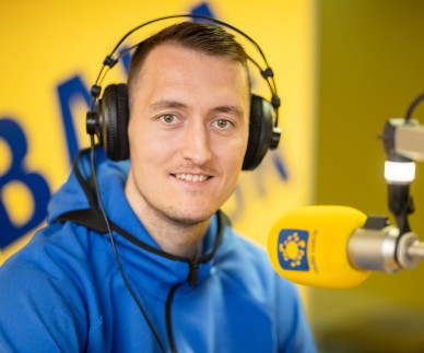 FOTO & AUDIO: Pred nastopom na kvalifikacijski tekmi za SP nas je obiskal Jakob Čeba&scaron;ek