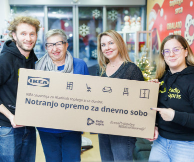 IKEA družini v stiski podarila pohi&scaron;tvo iz Caprisovega dobrodelnega studia