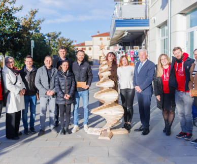 Z licitacijo jelke so na Občini Izola uspeli zbrati kar 5500 evrov