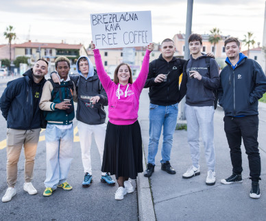 FOTO: Capris in Bar 2000 z brezplačnimi kavami razveselila mimoidoče!