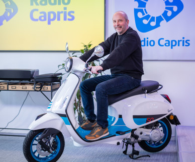 Skupaj z ZMKT smo izžrebali nagrajenca, ki je prejel Piaggio Vespo!