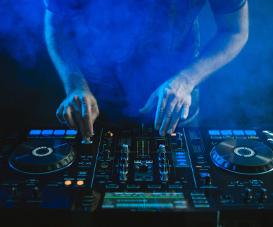 NATEČAJ ZA MLADE DJ-je: postani zvezda Caprisovega Boat Party-ja!