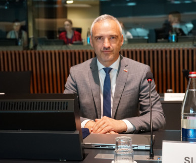  Minister Cigler Kralj z evropskim komisarjem Hansenom o zadostni podpori prihodnosti slovenskega kmetijstva