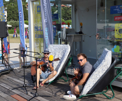 VIDEO: Ne me jugat so glasbeno obarvali Caprisov plažni studio v Portorožu