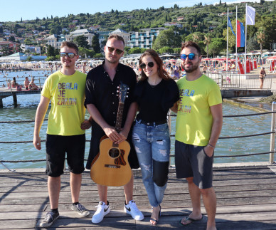 VIDEO: Nina Pu&scaron;lar predstavila novo pesem v Caprisovem plažnem studiu!