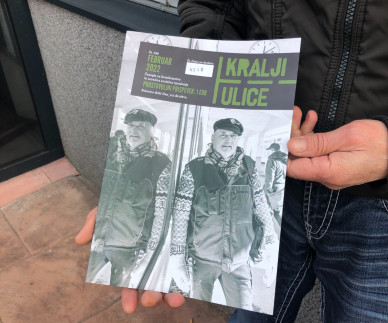 Pogovor z Adijem, ki na obalnih ulicah prodaja časopis: &raquo;Vsi smo kralji ulice!&laquo;