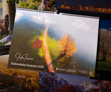 Dobrodelni koledar 2026 Jake Ivančiča &ndash; že peto leto zapored za Hladilnik toplega srca!