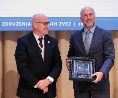 Častna listina Olimpijskega komiteja Slovenije v roke Radu Pišotu