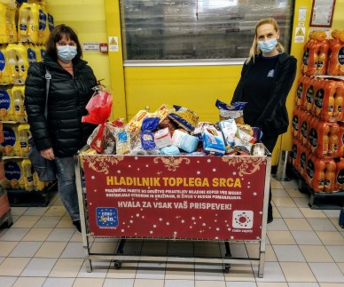 Prvi praznični paketi že odhajajo na pot k družinam v stiski