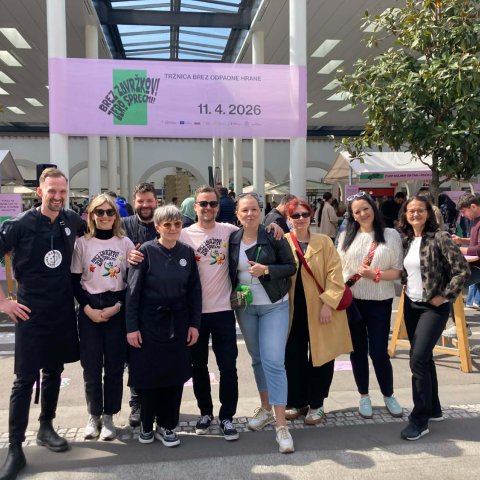 Koprsko tržnico obiskala ministrica Mateja Čalu&scaron;ić in oku&scaron;ala hrano, ki je dobila novo priložnost  photo