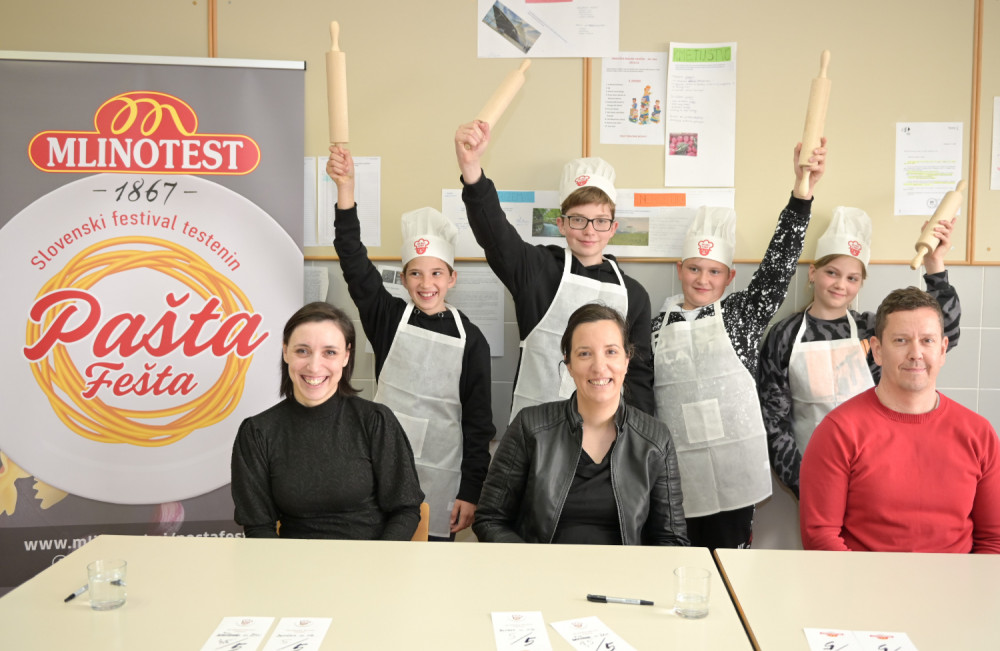 Strokovna komisija (od leve proti desni) Mateja Tominec, strokovna sodelavka Mlinotesta, Julijana Krapež in Denis Ibrišimović, chefa, na obisku na OŠ Draga Bajca Vipava